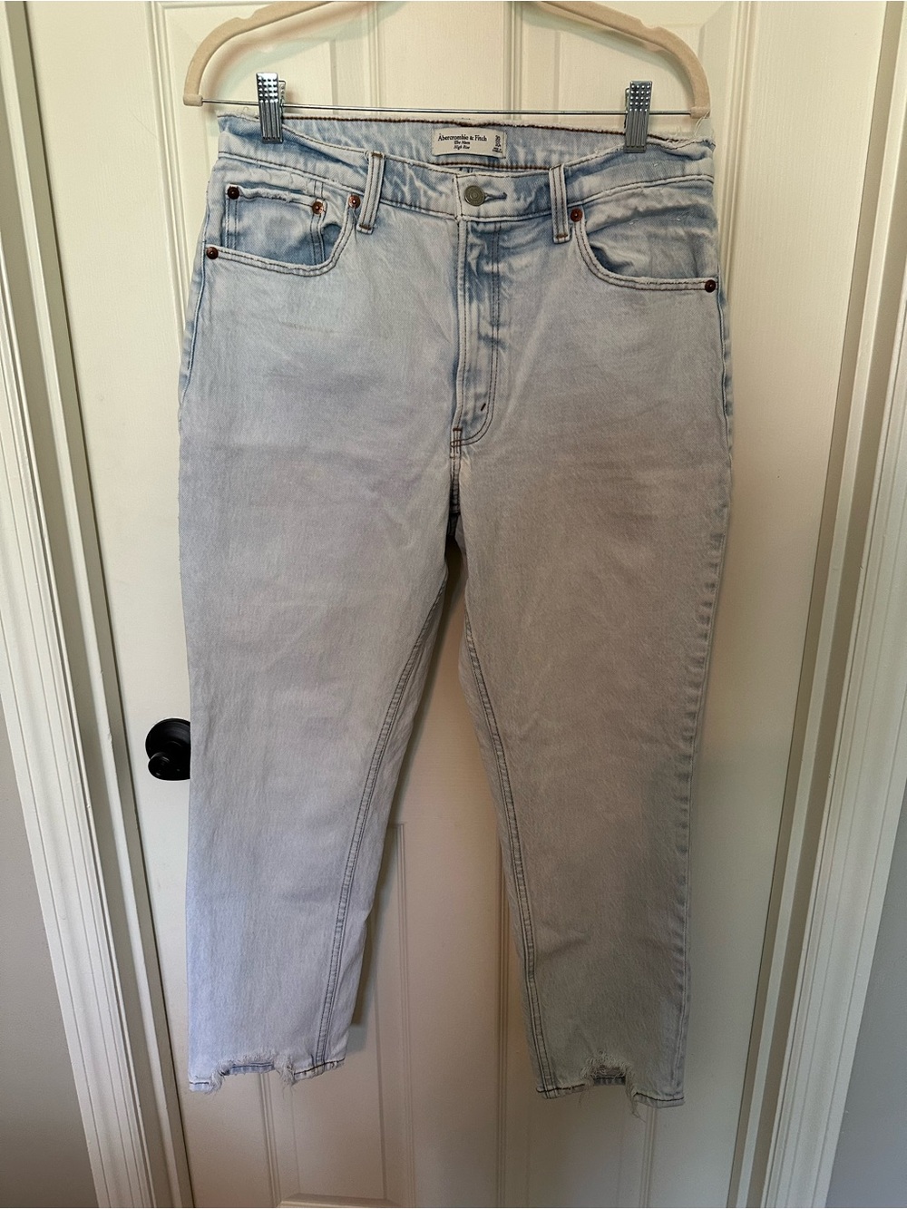 Abercrombie & Fitch Light Wash The Mom High Rise Women’s Jeans